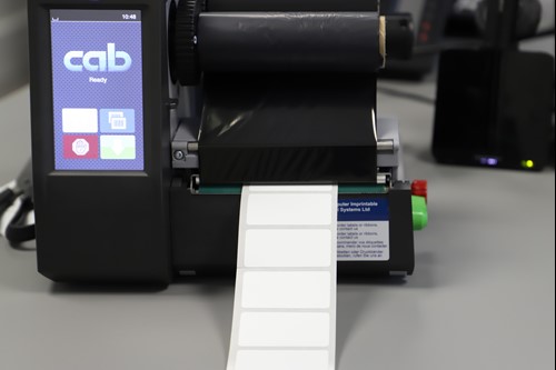 Ruban plus large que le rouleau d'étiquettes